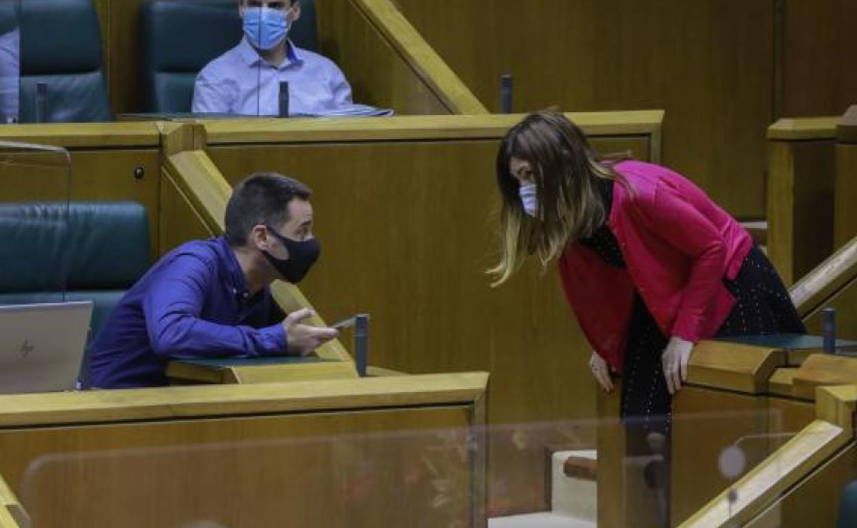 Iker Casanova (Bildu) y Miren Gorrotxategi (Podemos), durante el pleno de este jueves. 