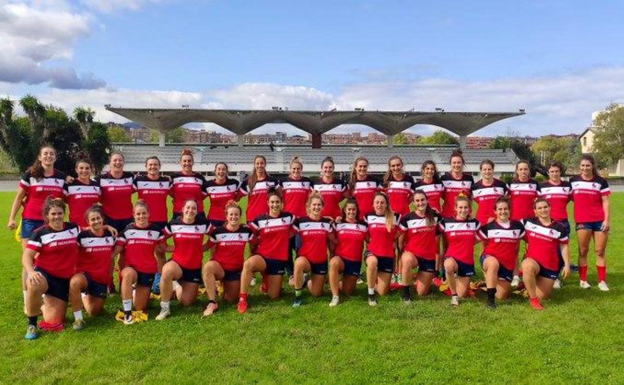 Las 30 jugadoras nacionales de rugby en una de las sesiones en Fadura, antes de abandonar Bizkaia. 