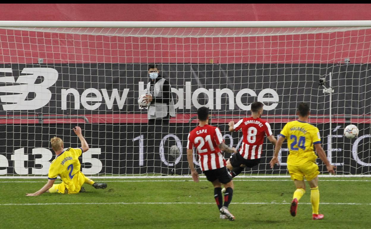 Unai López, en el momento de marcar en la meta de Unai Simón.