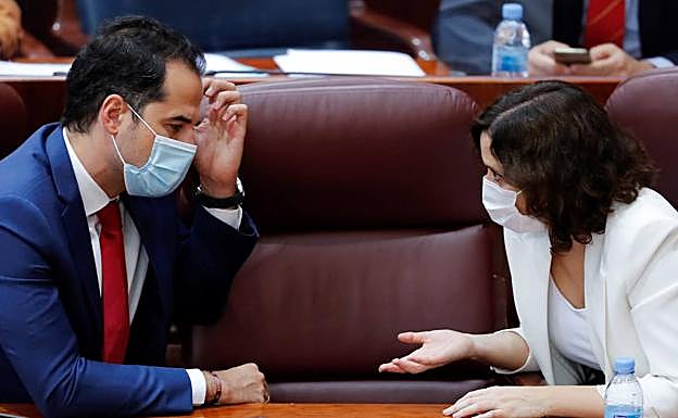 Isabel Díaz Ayuso conversa con el vicepresidente madrileño, Ignacio Aguado. 