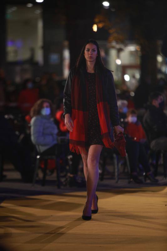 Moda María Jesús llevó sus propuestas urbanas a la pasarela con jerséis de punto, plumíferos, abrigos, ponchos y complementos como el sombrero.