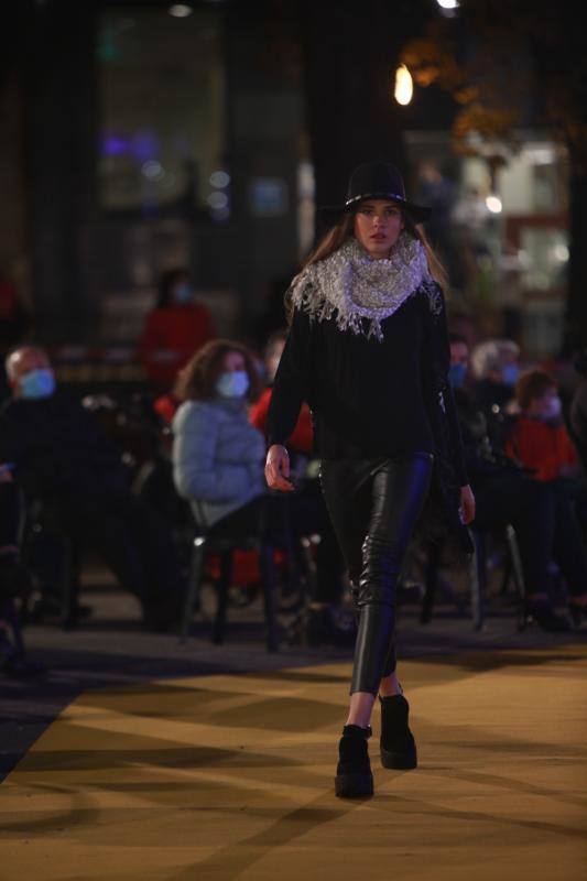 Moda María Jesús llevó sus propuestas urbanas a la pasarela con jerséis de punto, plumíferos, abrigos, ponchos y complementos como el sombrero.