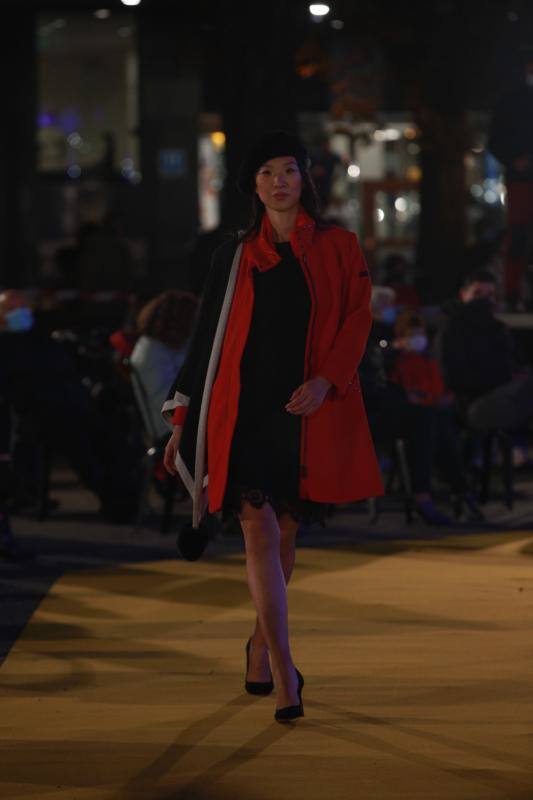 Moda María Jesús llevó sus propuestas urbanas a la pasarela con jerséis de punto, plumíferos, abrigos, ponchos y complementos como el sombrero.