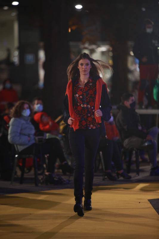 Moda María Jesús llevó sus propuestas urbanas a la pasarela con jerséis de punto, plumíferos, abrigos, ponchos y complementos como el sombrero.