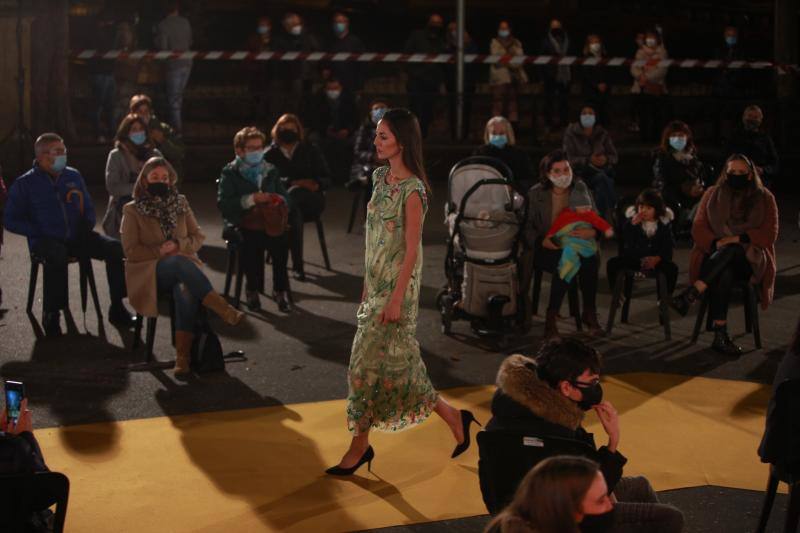 Atelier Vitoria presentó una colección de ceremonia con vestidos de lentejuealas, conjuntos de gasa, pantalones 'palazzo' o chaquetas bordadas de plumas.