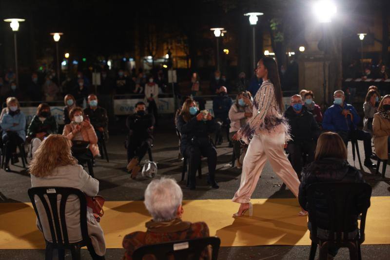 Atelier Vitoria presentó una colección de ceremonia con vestidos de lentejuealas, conjuntos de gasa, pantalones 'palazzo' o chaquetas bordadas de plumas.