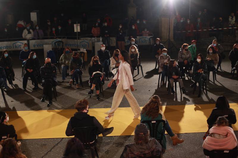 Atelier Vitoria presentó una colección de ceremonia con vestidos de lentejuealas, conjuntos de gasa, pantalones 'palazzo' o chaquetas bordadas de plumas.