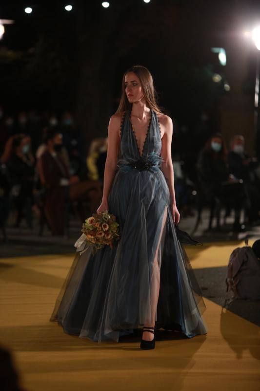 Novias por siempre jamás sorprendió con propuestas innovadoras como 'looks' de dos piezas aunque no olvidó los tradicionales vestidos estilo princesa. Las capas y los tejidos como el crepe, la gasa y los bordados fueron protagonistas.