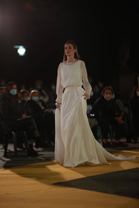 Novias por siempre jamás sorprendió con propuestas innovadoras como 'looks' de dos piezas aunque no olvidó los tradicionales vestidos estilo princesa. Las capas y los tejidos como el crepe, la gasa y los bordados fueron protagonistas.