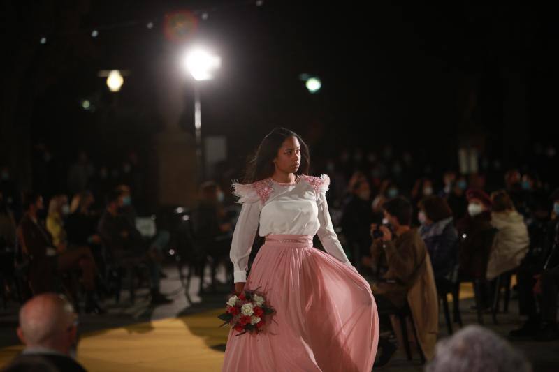 Novias por siempre jamás sorprendió con propuestas innovadoras como 'looks' de dos piezas aunque no olvidó los tradicionales vestidos estilo princesa. Las capas y los tejidos como el crepe, la gasa y los bordados fueron protagonistas.