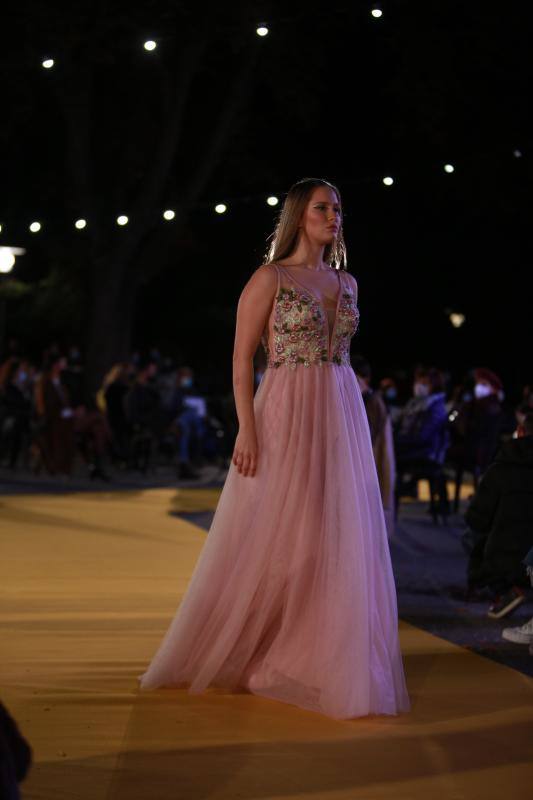 Novias por siempre jamás sorprendió con propuestas innovadoras como 'looks' de dos piezas aunque no olvidó los tradicionales vestidos estilo princesa. Las capas y los tejidos como el crepe, la gasa y los bordados fueron protagonistas.