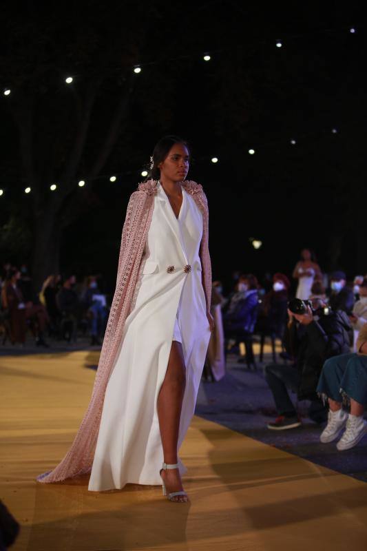 Novias por siempre jamás sorprendió con propuestas innovadoras como 'looks' de dos piezas aunque no olvidó los tradicionales vestidos estilo princesa. Las capas y los tejidos como el crepe, la gasa y los bordados fueron protagonistas.