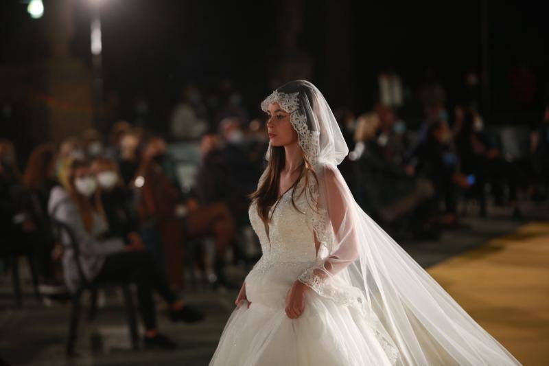 Novias por siempre jamás sorprendió con propuestas innovadoras como 'looks' de dos piezas aunque no olvidó los tradicionales vestidos estilo princesa. Las capas y los tejidos como el crepe, la gasa y los bordados fueron protagonistas.
