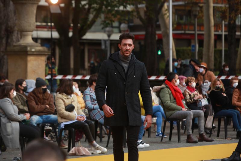 El estampado de cuadros, las prendas de punto, las pieles y complementos como gorros y bufandas han sido protagonistas en los primeros desfiles. Galerías Xara, Relájate i-punto, Barbour y Urbieta han presentado sus propuestas para esta temporada de otoño invierno