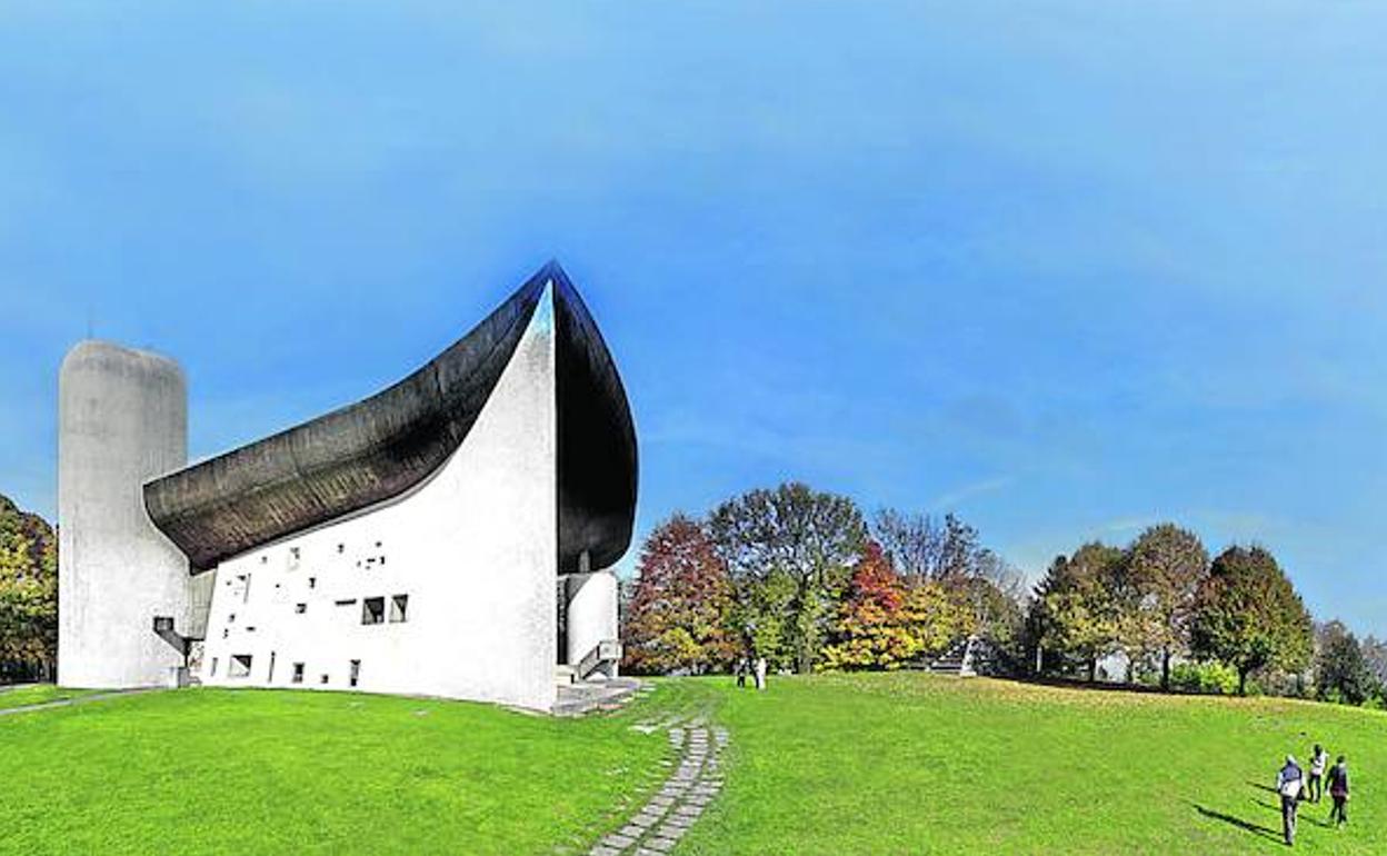 Capilla de Notre-Dame du Hat, en Ronchamp, una de sus obras más célebres.