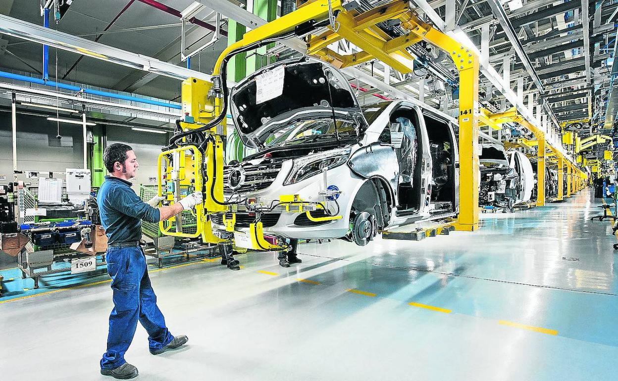 Un trabajador en la cadena de montaje de la planta de Mercedes en Vitoria, antes de la pandemia.