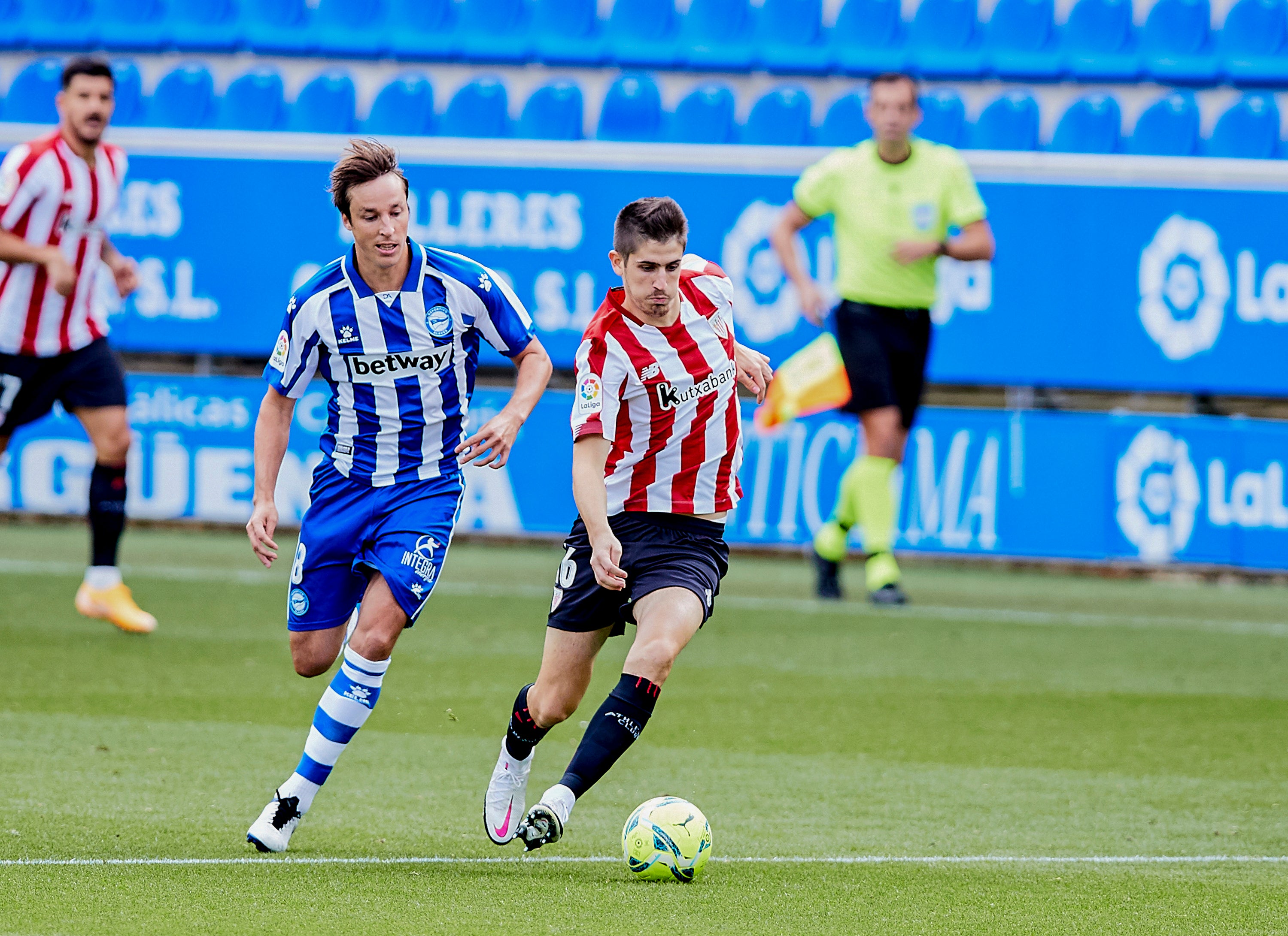 El estadio de Mendizorroza ha albergado el derbi entre albiazules y rojiblancos