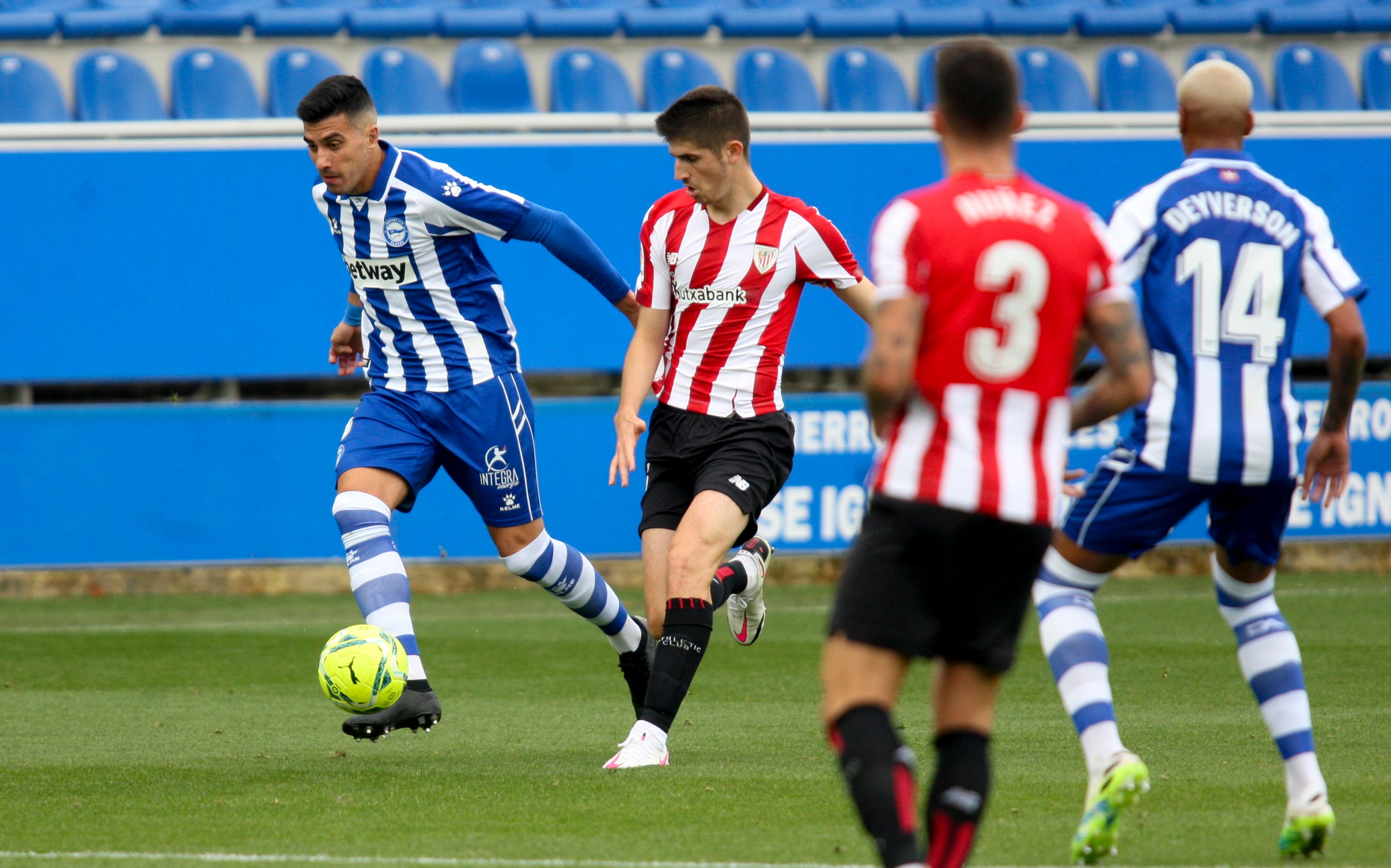 El estadio de Mendizorroza ha albergado el derbi entre albiazules y rojiblancos