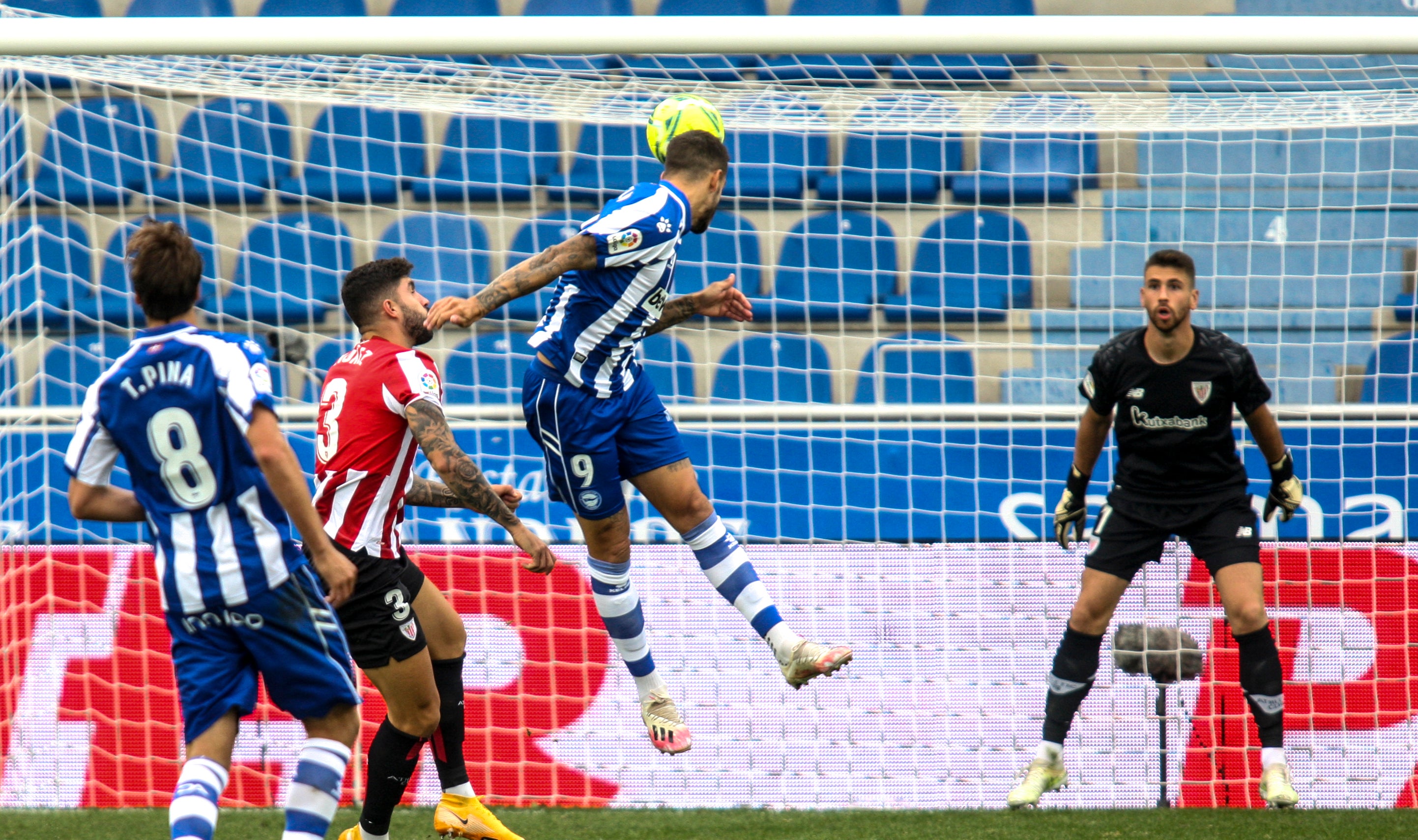 El estadio de Mendizorroza ha albergado el derbi entre albiazules y rojiblancos