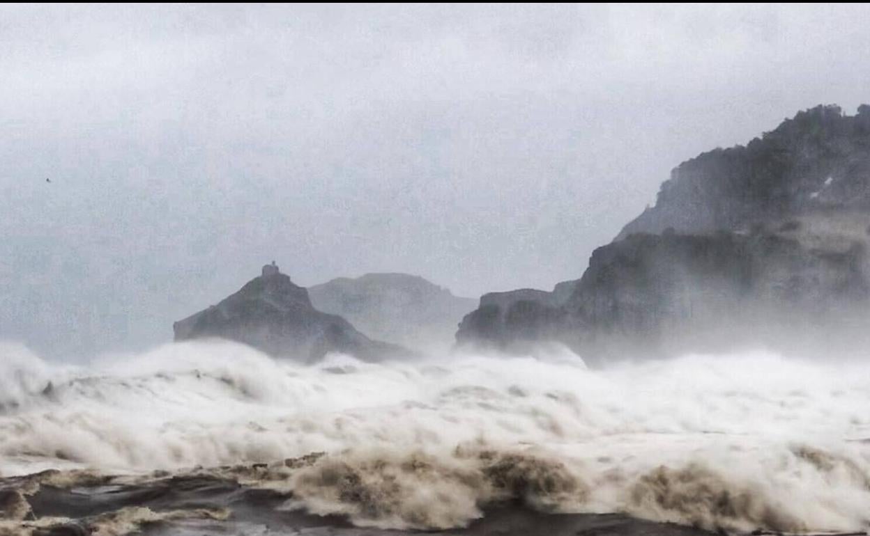 Oleaje ayer en Bakio. 