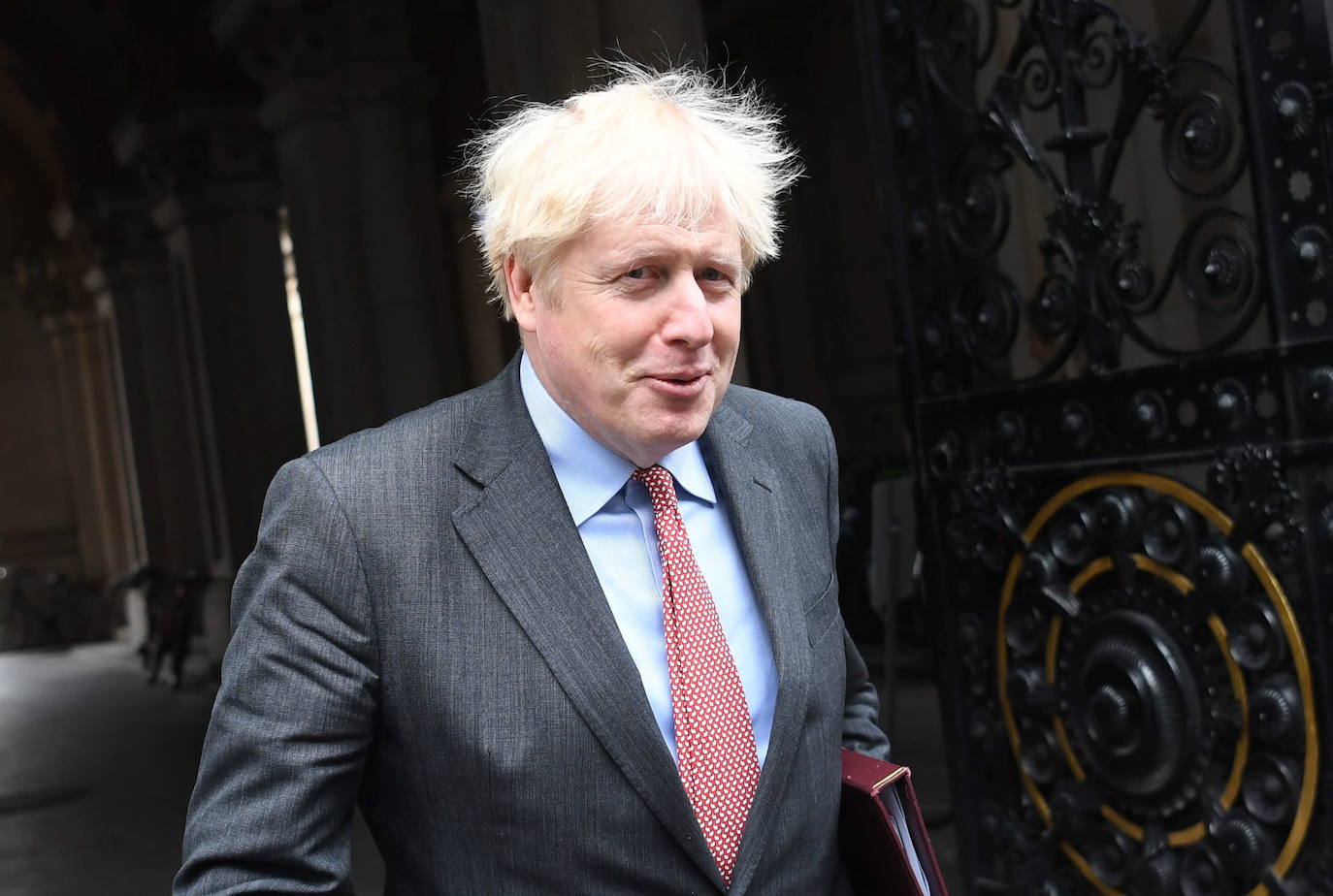 El primer ministro británico Boris Johnson pasó una semana en cuidados intensivos y dos semanas de convalecencia pero volvió a trabajar a finales de abril. 