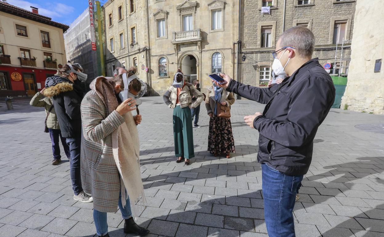 Varias personas prueban las gafas de realidad virtual en la plaza Santa María. 