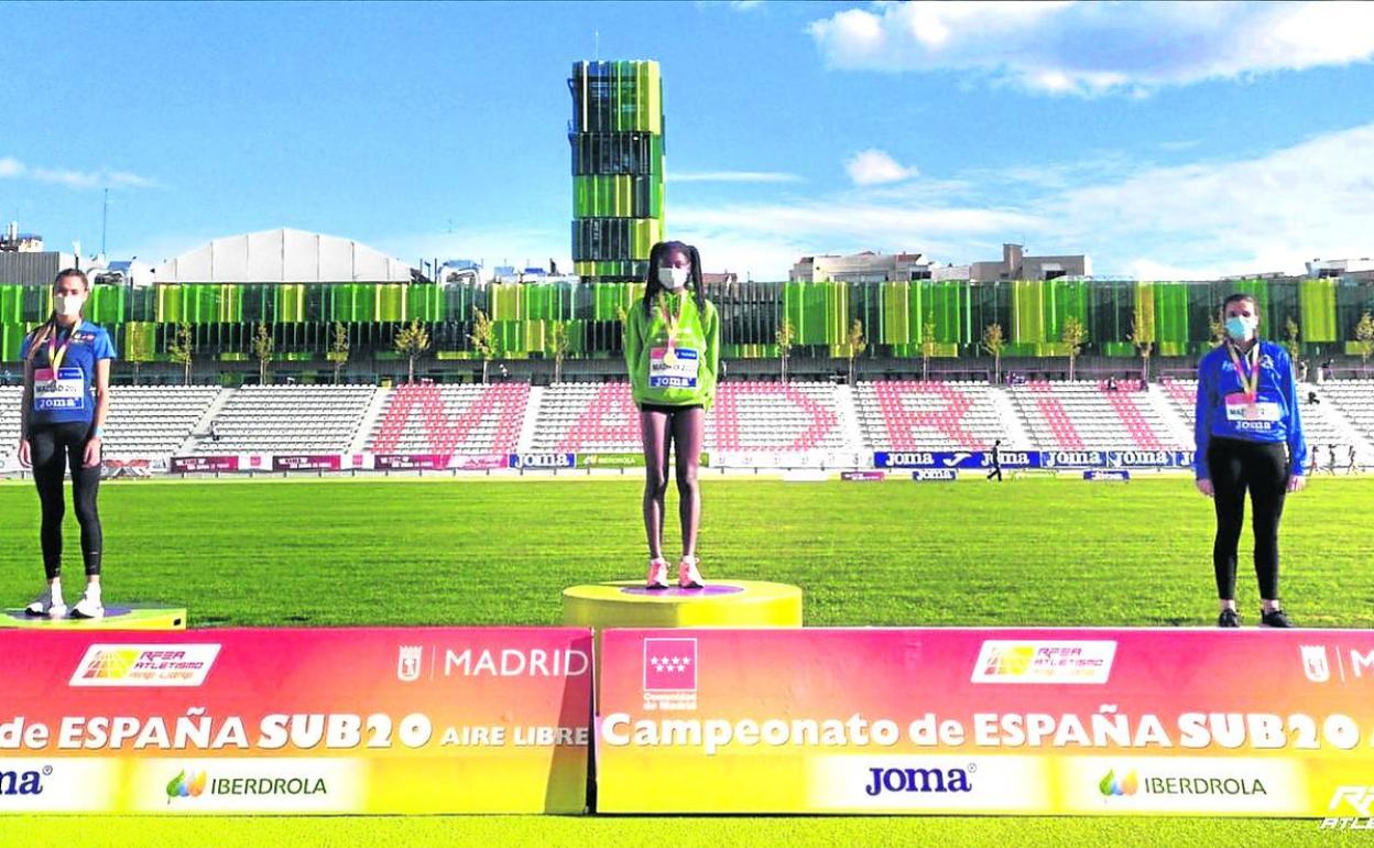 Tessy Ebosele, en el centro del podio en la entrega de medallas. 