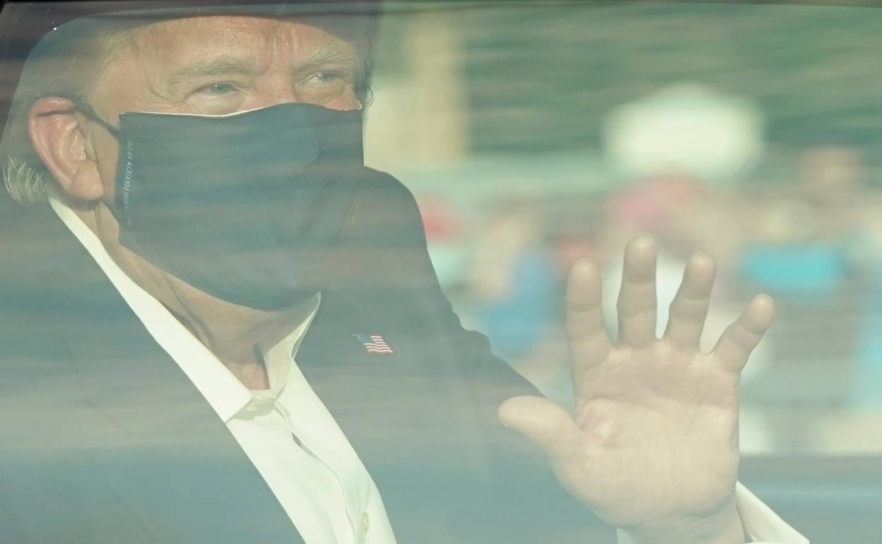 Trump sale del hospital para saludar a sus simpatizantes desde el coche