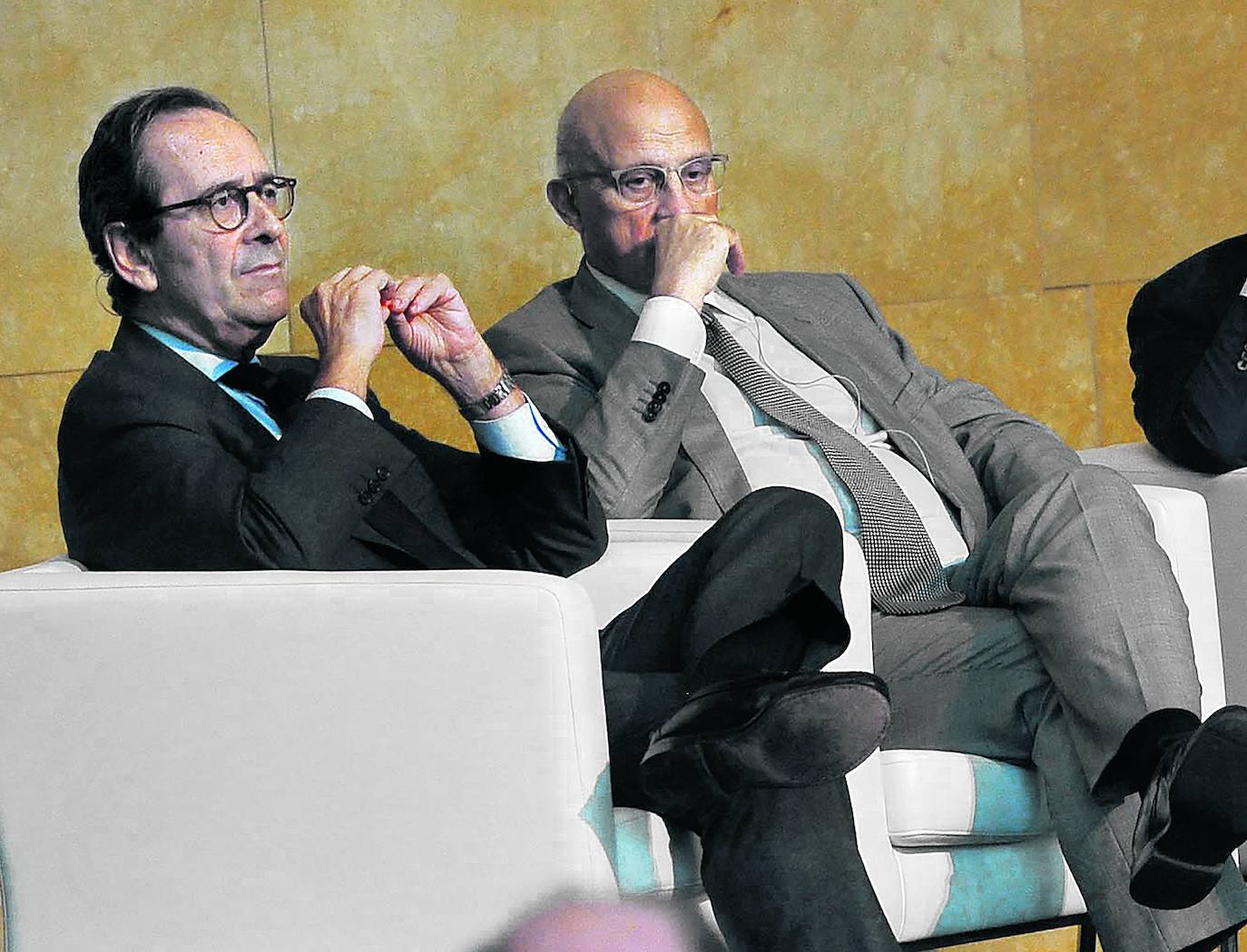Gregorio Villalabeitia y Josep Oliu, en una mesa redonda celebrada en Bilbao. 