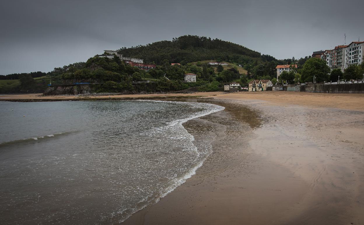 La arena de la playa Isuntza de Lekeitio se trasvasará a la de Karraspio,  al fondo de la imagen, en Karrapio. E. C. 