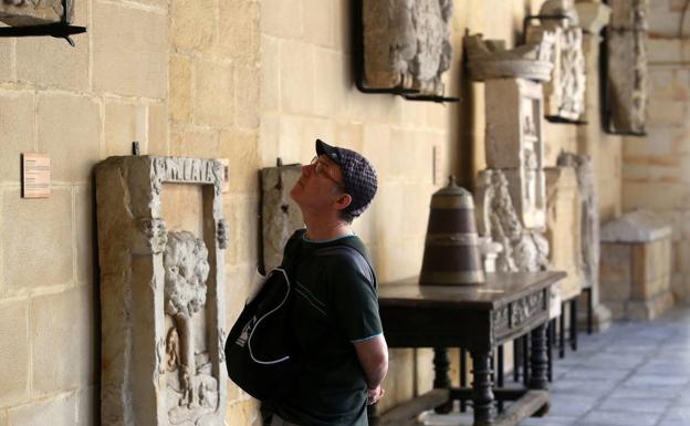 Un visitante observa piezas expuestas en el Museo de Arqueología.
