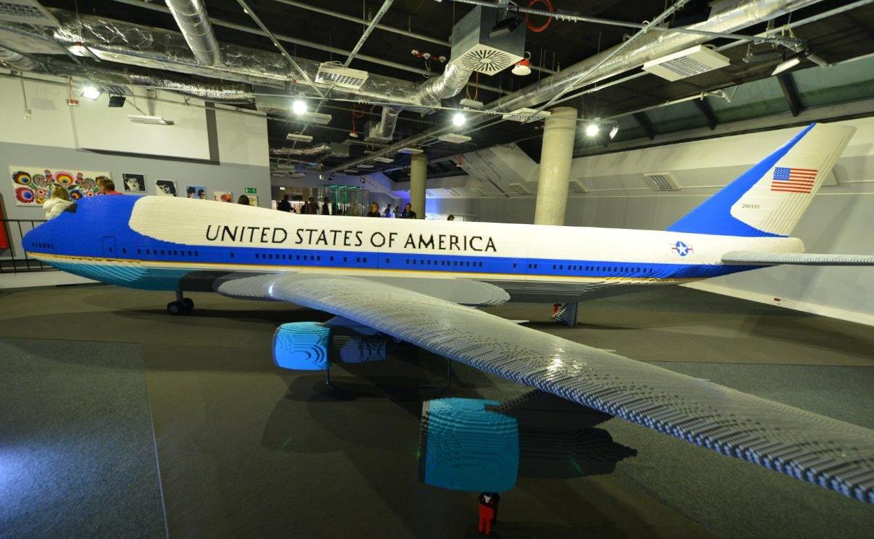 La exhibición incluye un avión Boeing 747 hecho con un millón de piezas de Lego
