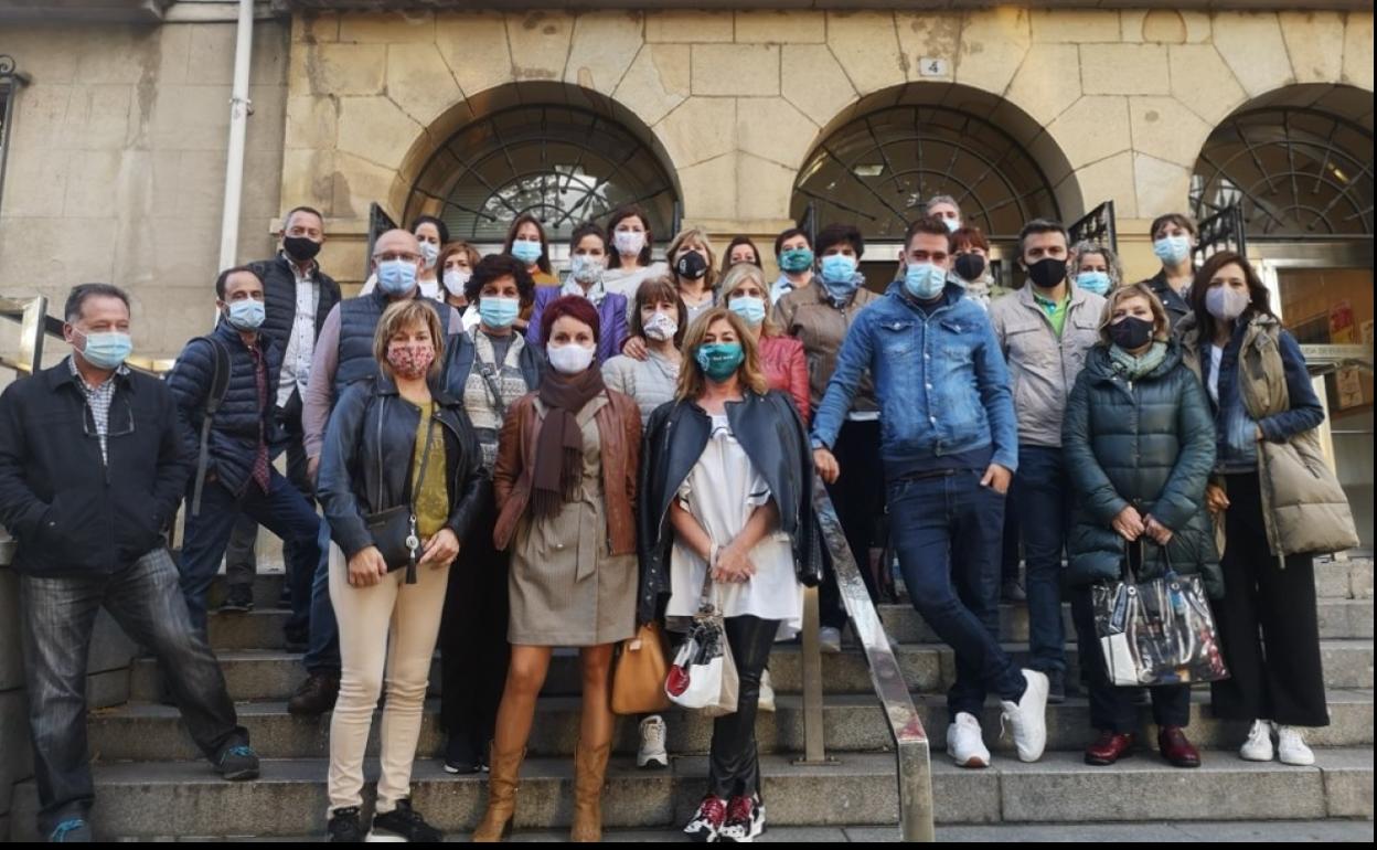 Comerciantes de Sestao frente al Ayuntamiento./