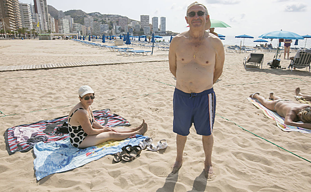 José y Antonia. Turistas de Galicia. «Esto es una pena», reconoce el matrimonio de La Coruña en la zona acotada a mayores de 60 años de la playa de Levante.