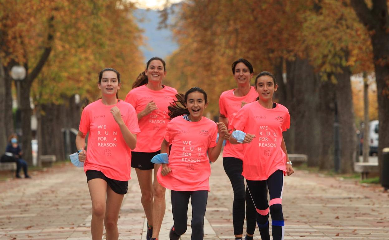 Un grupo de corredoras con la camiseta de este año.