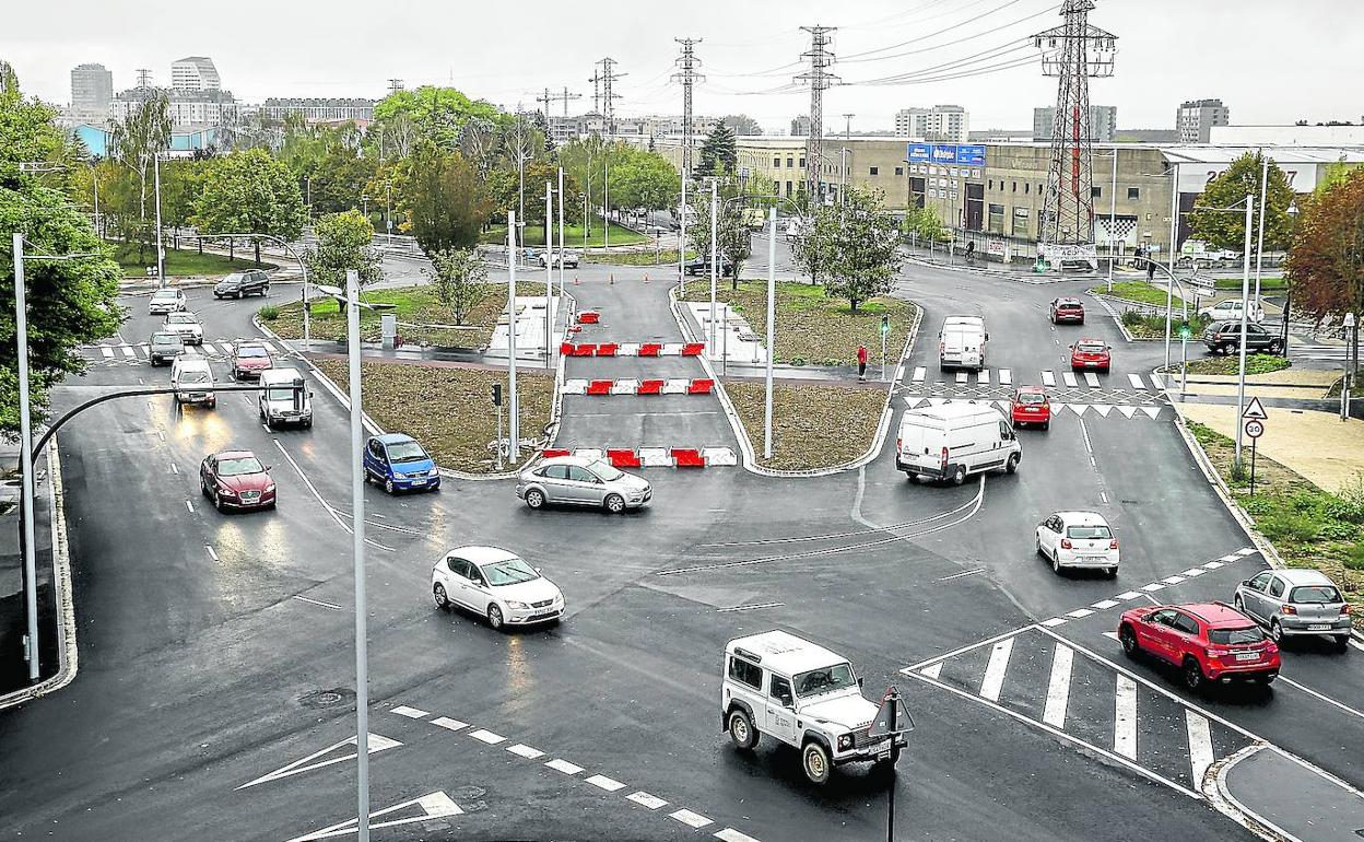 Rotonda de Esmaltaciones tras la obra que la ha ensanchado a tres carriles y deja uno por el centro para el BEI.