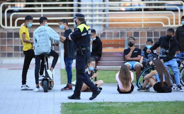 Imagen principal - Arriba, un agente patrulla por una zona conflictiva. Abajo, lances de una pelea programada en el parque de San Martín el pasado mes de septiembre. 