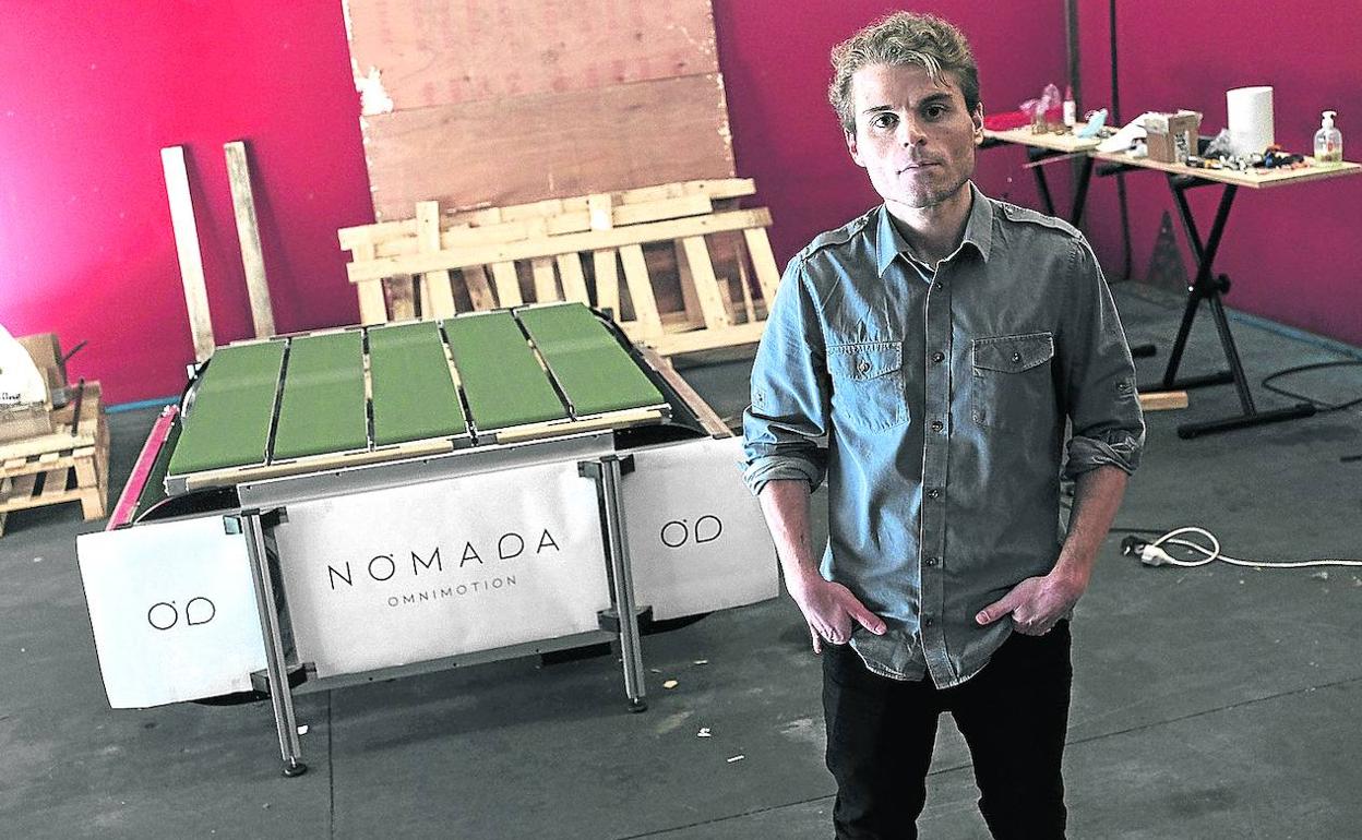 Jaime Comes posa ante el segundo prototipo de la plataforma omnidireccional de Nómada. 