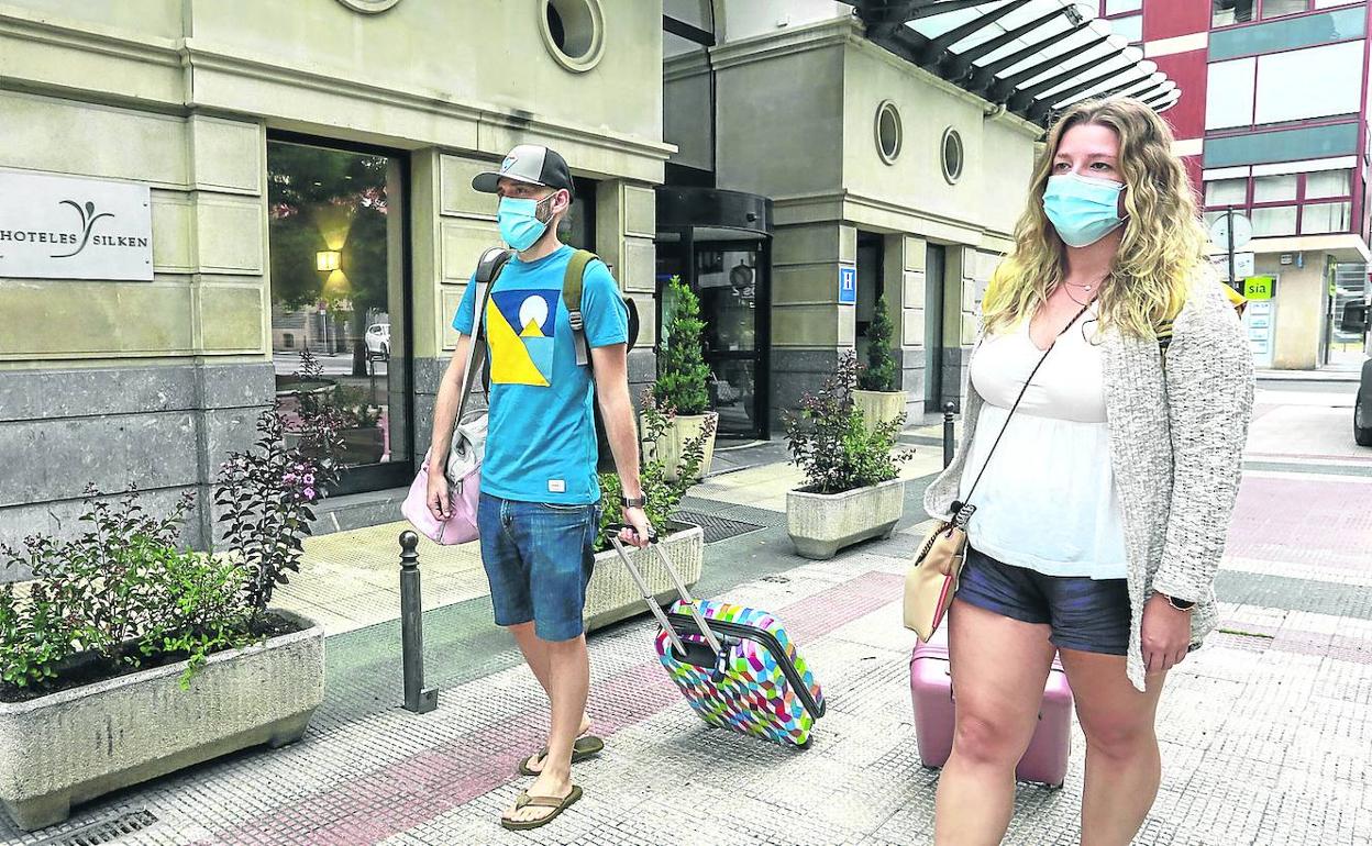 Los alojamientos prevén registrar ocupaciones mucho más bajas que en años anteriores, cuando suelen rozar el lleno en El Pilar.