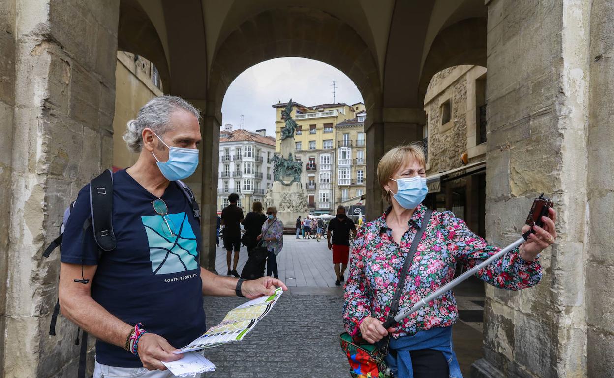 Turistas en la capital alavesa el pasado verano.