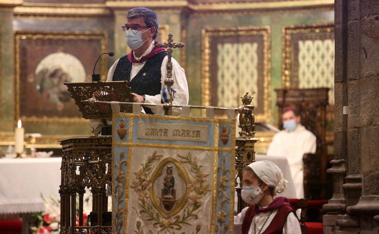 Aburto, en el atril, acudió al acto con el traje vasco de gala.