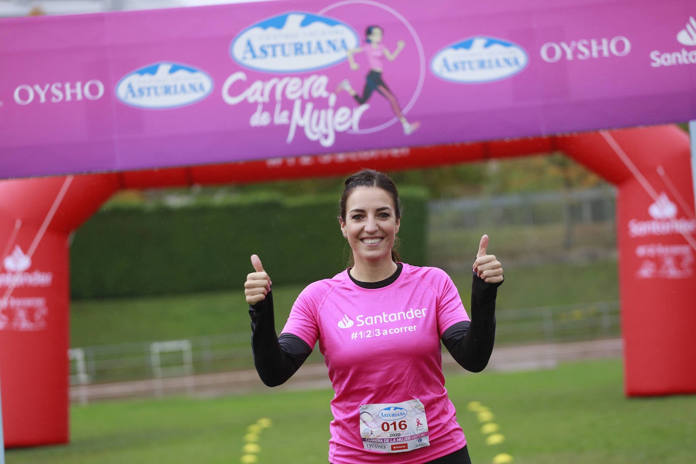 La marea rosa contra el cáncer de mama salió este año en pequeños grupos. En la cita se homenajeó a las deportistas Eli Pinedo, en la imagen, y Rakel Mateo.