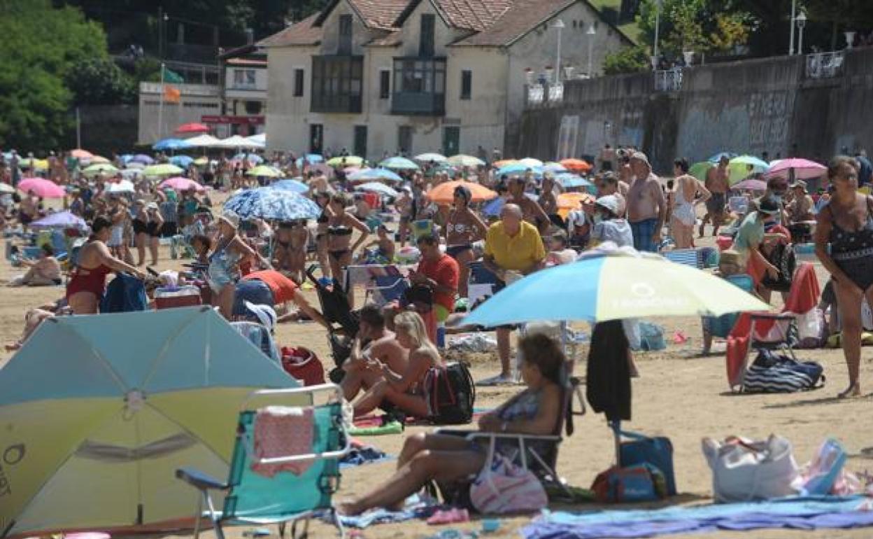 La playa Isuntza de Lekeitio ha tenido que cerrar varias veces en verano por exceso de aforo. 