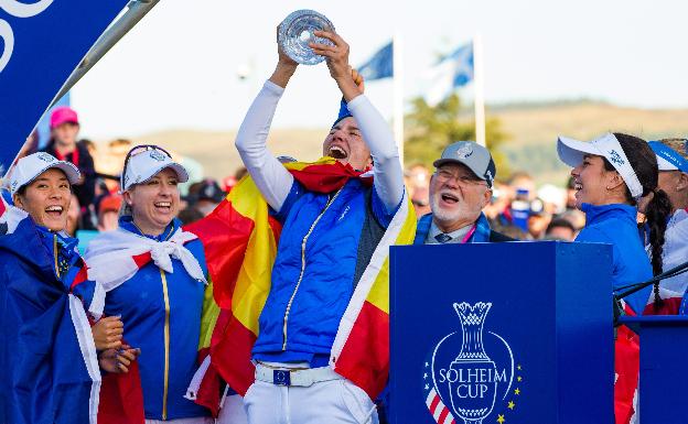 Carlota Ciganda levanta el trofeo conquistado por el equipo europeo en 2019 en Gleneagles. 