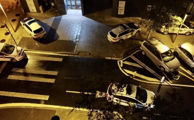 Despliegue policial la noche del domingo en Salburua para encontrar a los agresores de un vecino. 