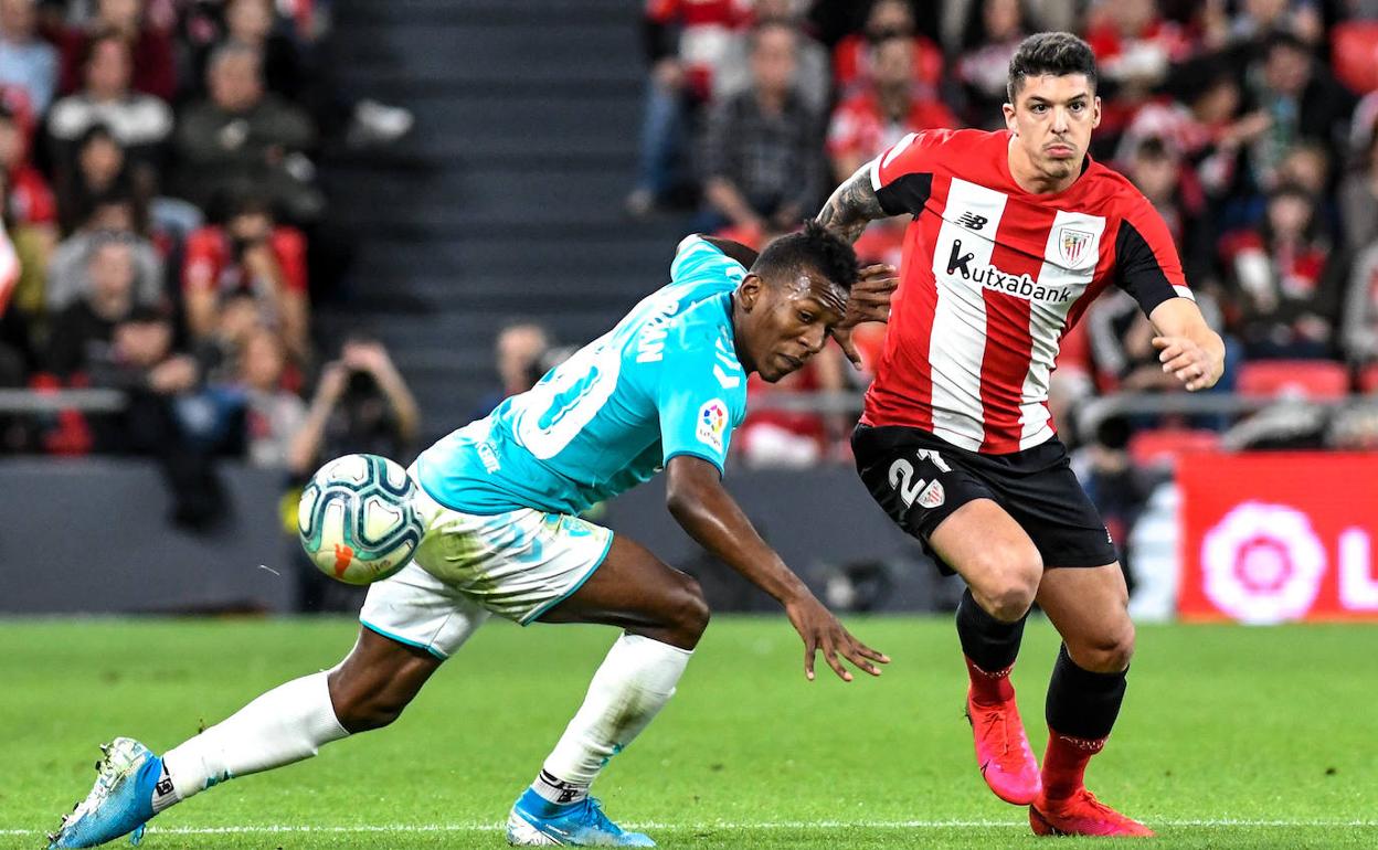 Capa, con Estupiñan, en el Athletic-Osasuna de febrero.