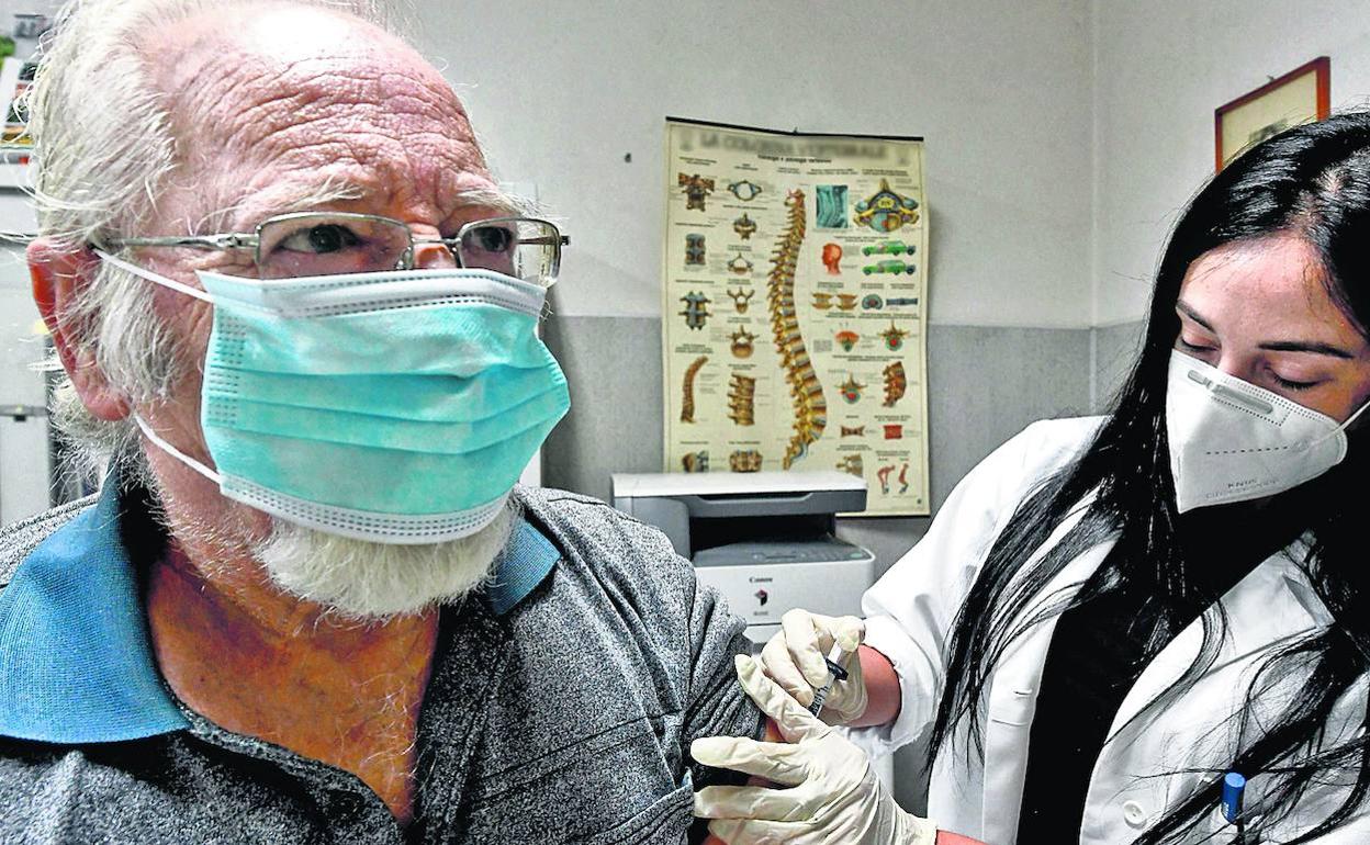 Esta campaña de vacunación es esencial para evitar un mayor número de hospitalizaciones. 