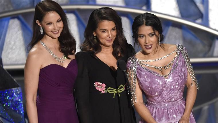 Tres víctimas de Harvey Weinstein, Ashley Judd, Annabella Sciorra y Salma Hayek, en el escenario de los Oscar 2018. REUTERS