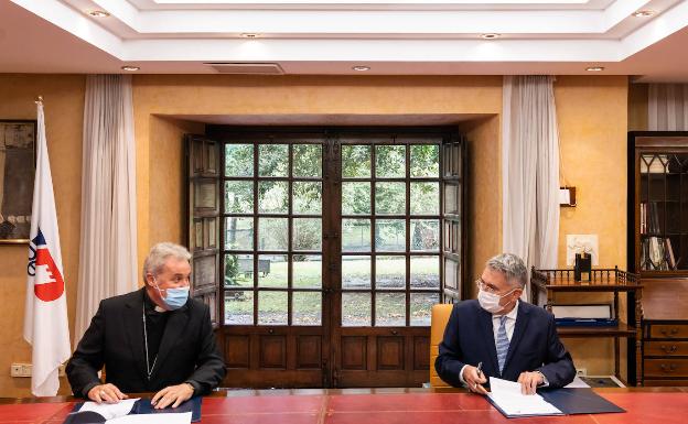 El obispo de Bilbao, Mario Iceta, y el presidente de Petronor, Emiliano López Atxurra, durante la firma del acuerdo. 