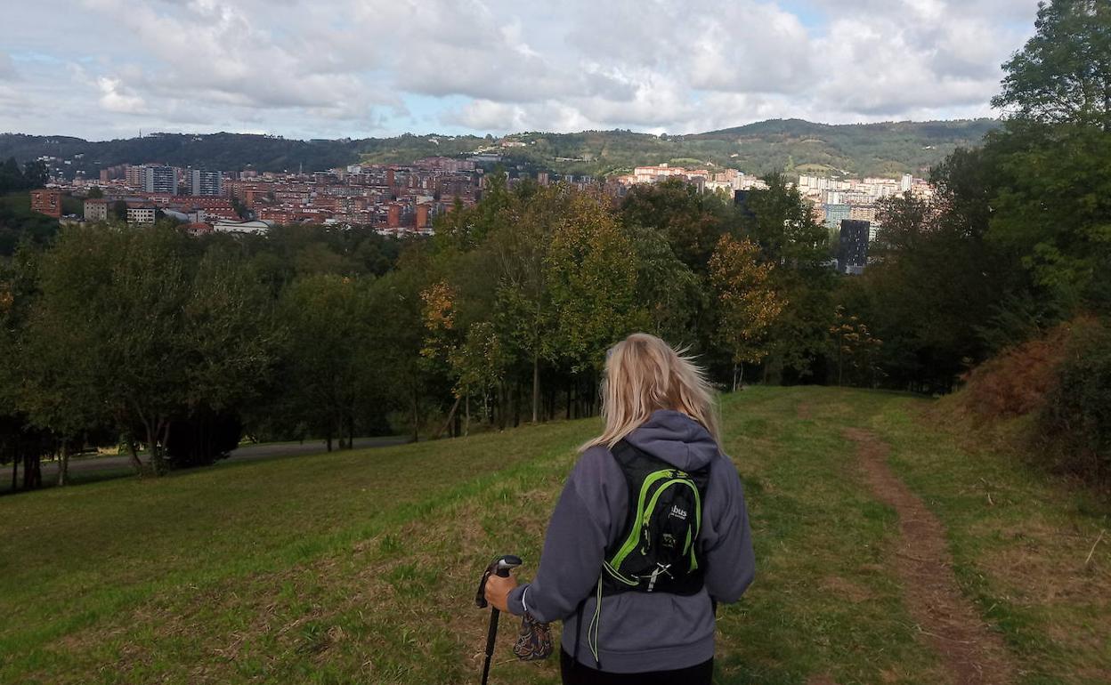 Bilbao se asoma sobre las copas de los árboles del parque de Montefuerte.